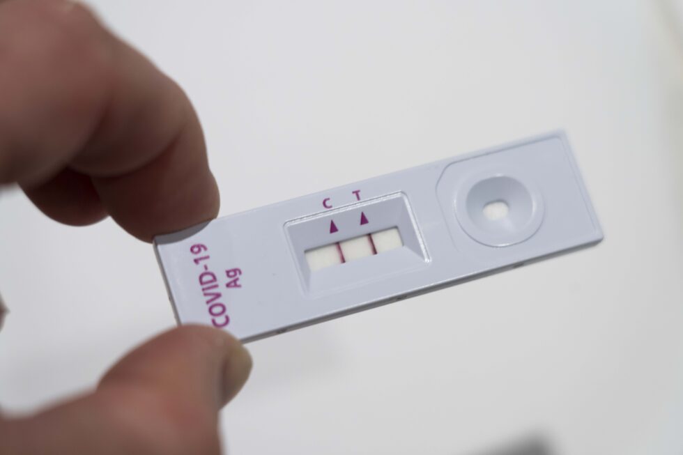 En positiv Covid-19 antigen hurtigtest. To streker markerer at korona er påvist.