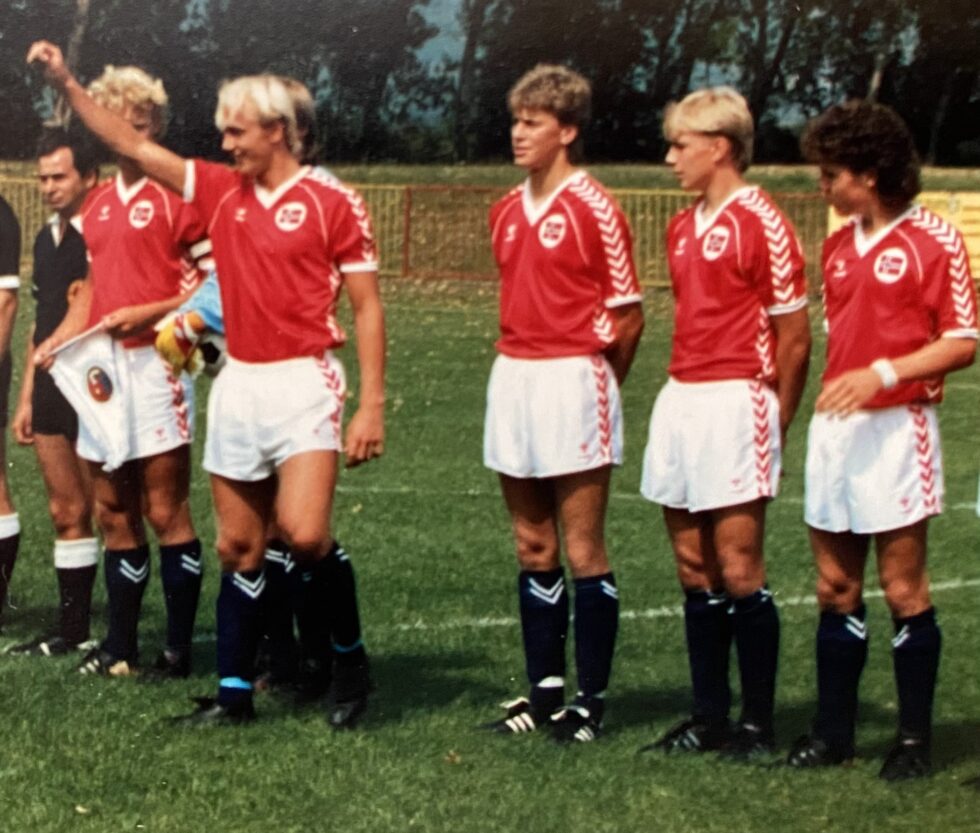 På landslaget i 1986. Til høyre for seg har Øystein Dale to spillere som fikk lange proffkarrierer og spite på A-landslaget i storhetstiden under Drillo: Tore Pedersen og Roger Nilsen.