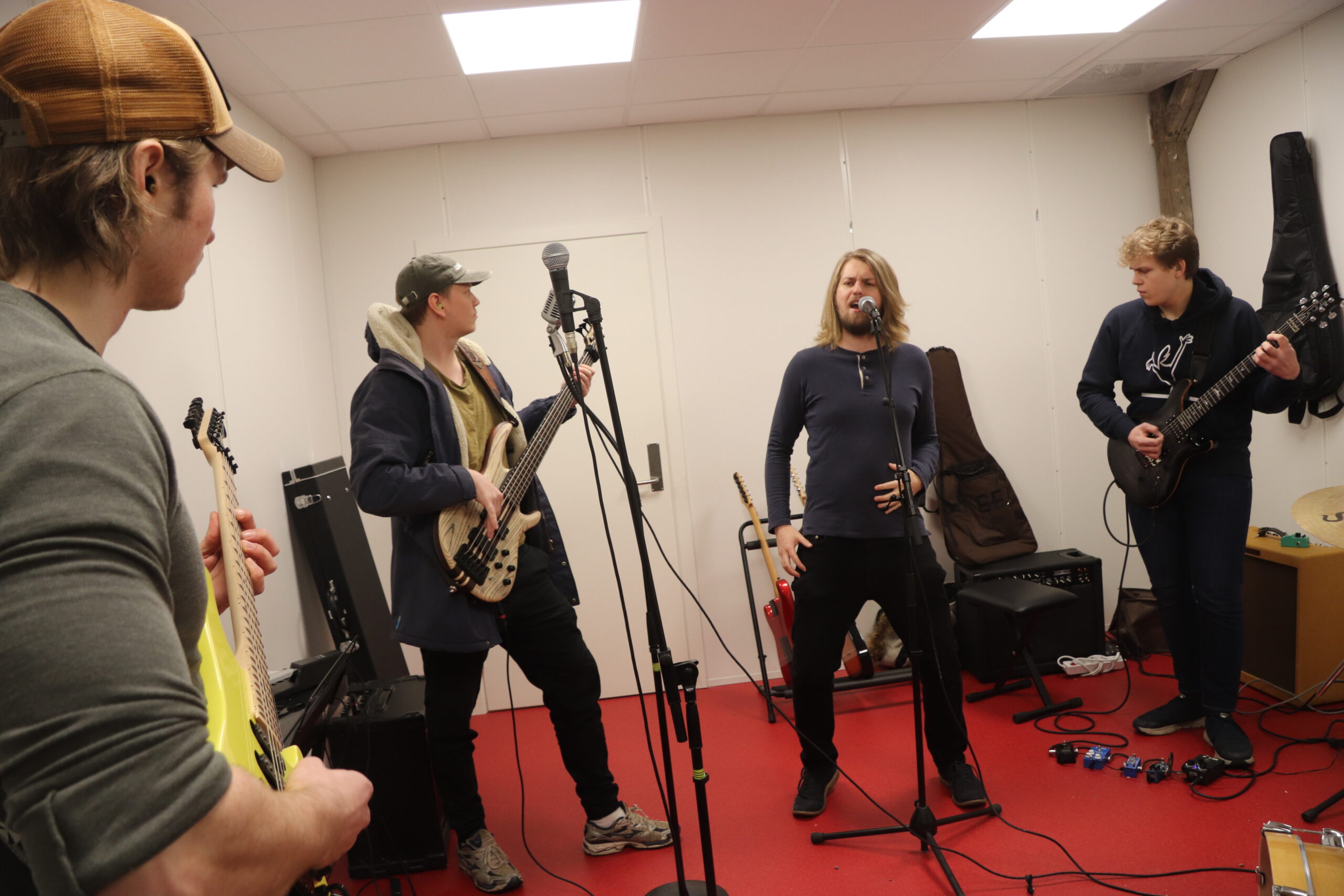 Rocken ruller bak doble dører i huset, det er Dumdum Boys' "Enhjørning".