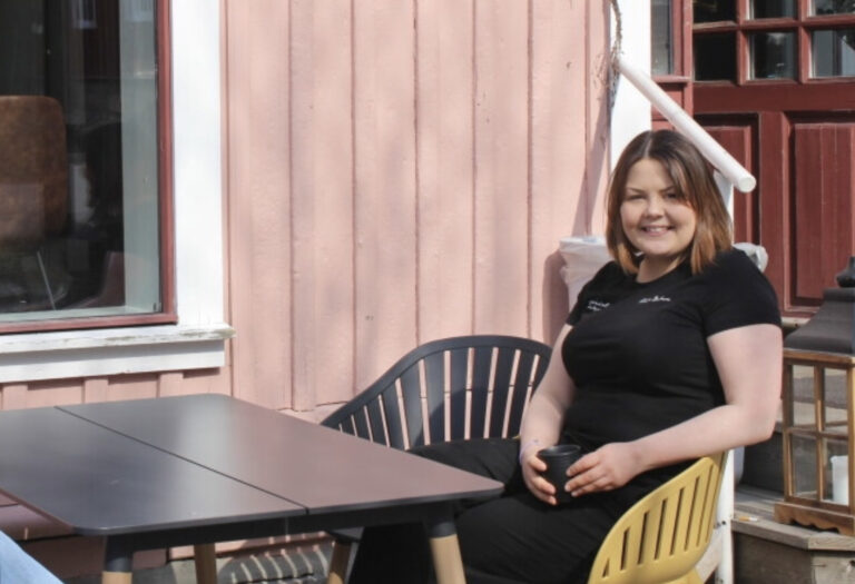 Mari Østlid venter barn nummer to. Nå er hun bekymret for manglende jordmortilbud i kommunen.