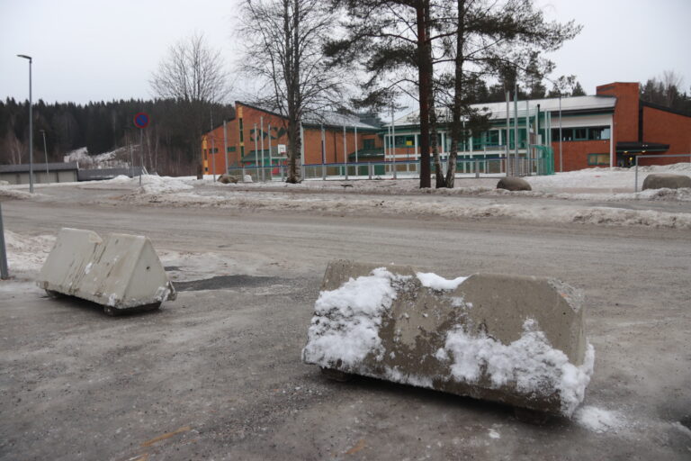 Adkomsten til parkeringsplassen ved Vennersberg skole fra Duevegen er heretter effektivt sperret for biltrafikk.
