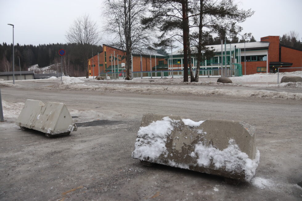 Adkomsten til parkeringsplassen ved Vennersberg skole fra Duevegen er heretter effektivt sperret for biltrafikk.