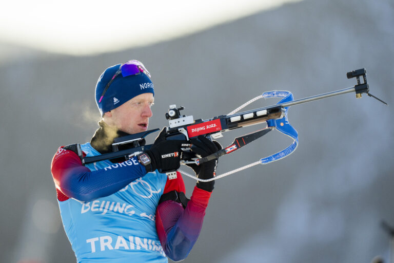 Johannes Thingnes Bø under trening skiskytterstadion i Zhangjiakou før vinter-OL i Beijing 2022. Nå handler alt om å ta vare på formen som skal sikre han OL-gull.