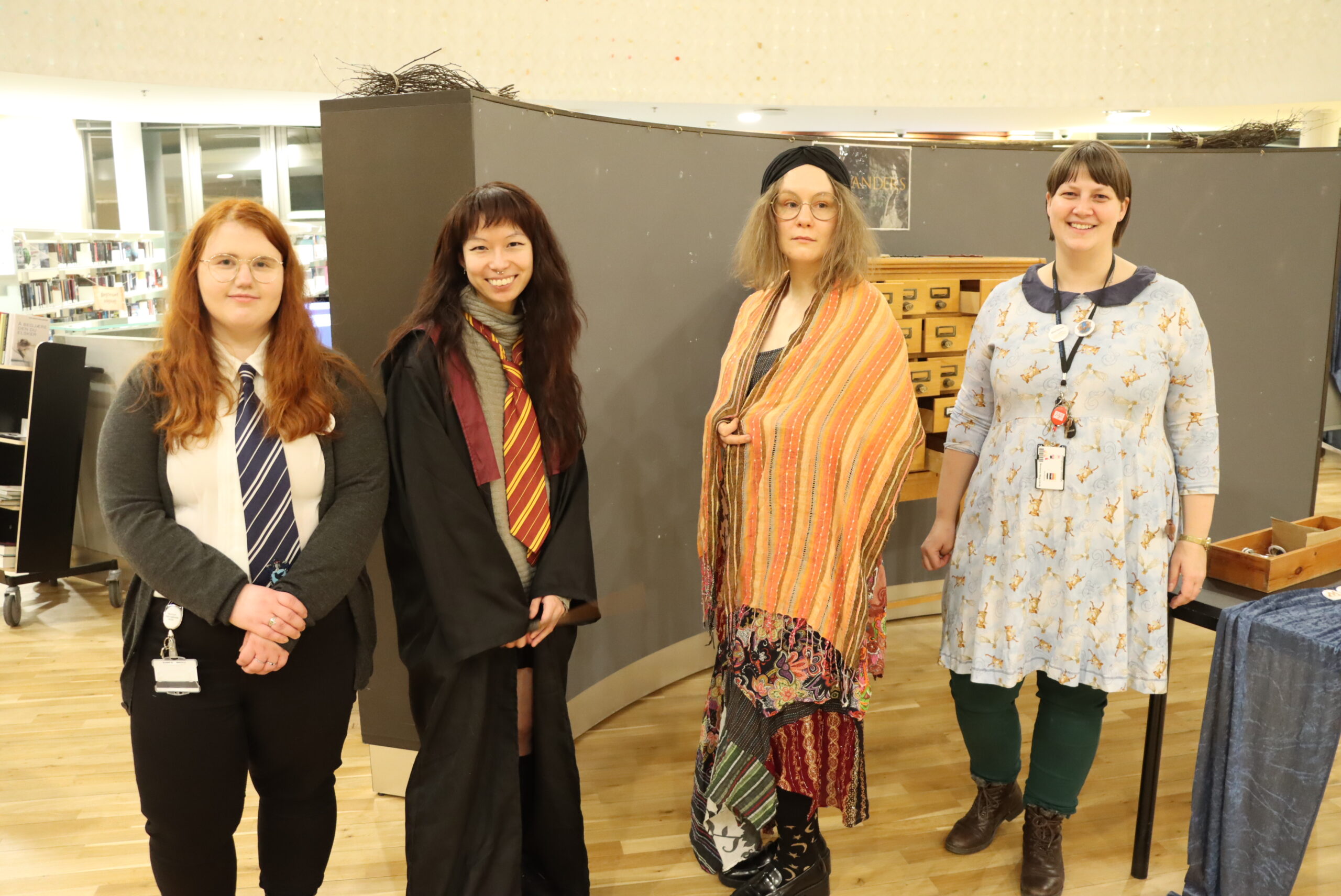 Marianne Helgesen (t.v. Ravnklo), Mille Engen (Griffing), Unnveig Aaserud Stokke (Håsblås) og Marianne Skog Eltvik (Ravnklo). Ingen fant seg hjemme i Smygard-huset.