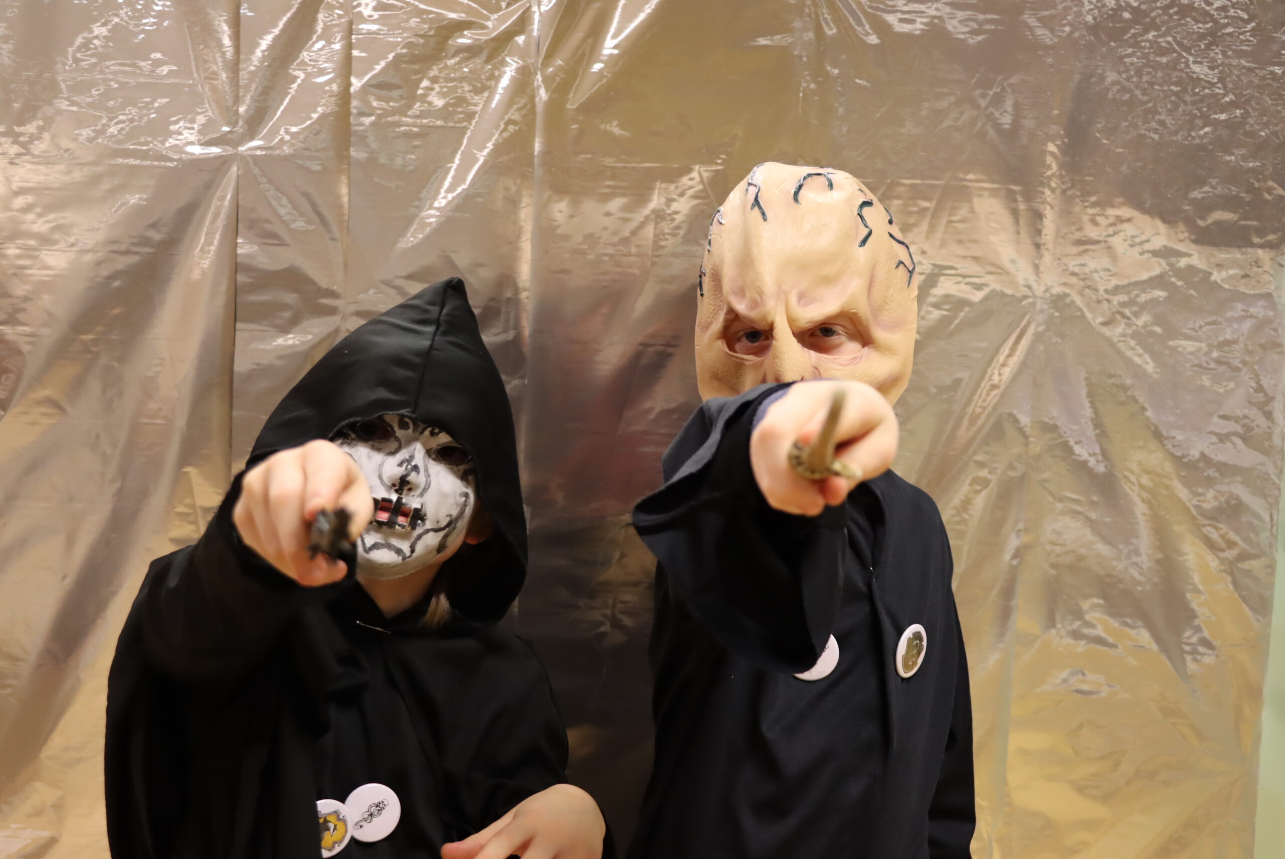 Einar Theodor Bråthen Viko (t.v.) var dødseter og ifølge arrangørene best dresset opp av alle. Voldemort til høyre, for anledningen Julian Karlsen Lien, så også tøff ut.