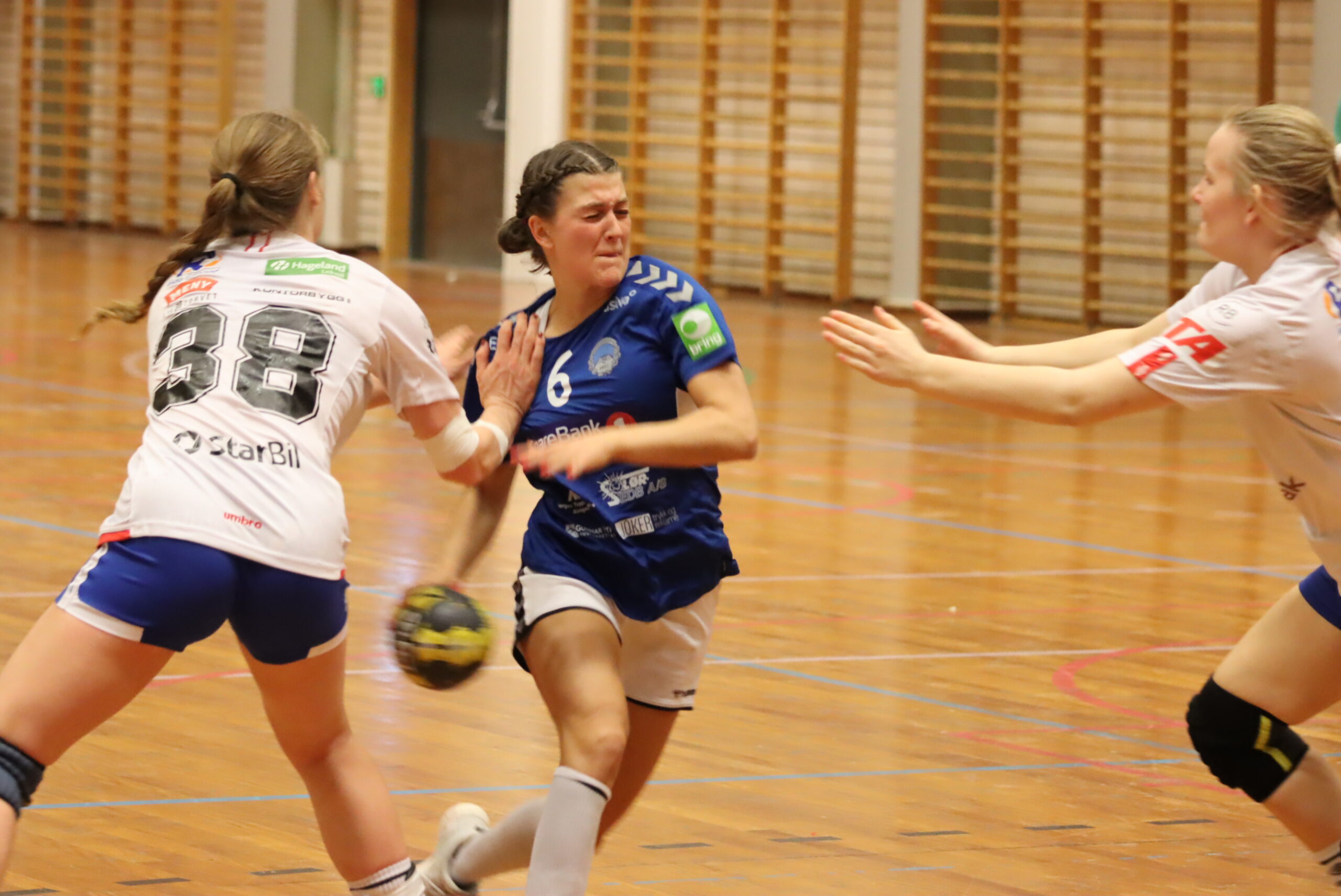 Michelle Alida Skeistrand tråkker seg forbi.