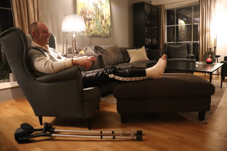 Svein Erik Waaler luftet hunden da uhellet var ute.
