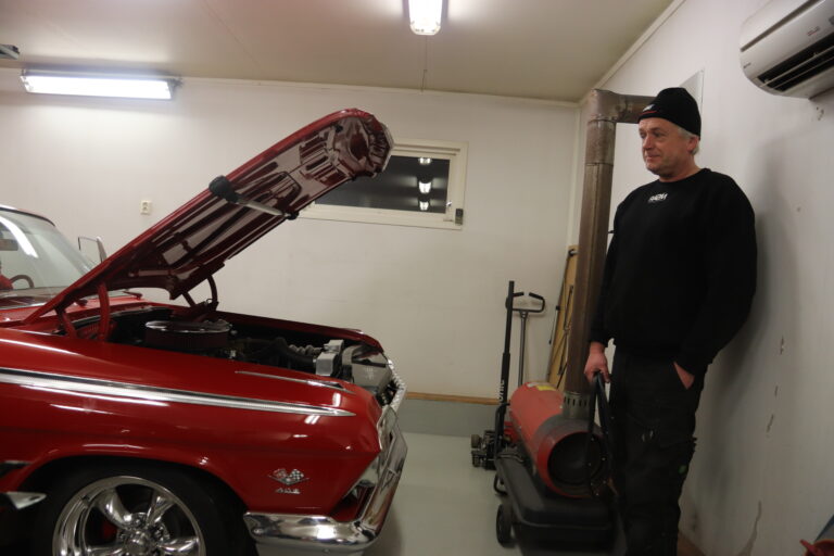 Chevrolet Impala til venstre, Chevrolet Camaro til høyre. Gjermund Stenerud steller pent med begge.