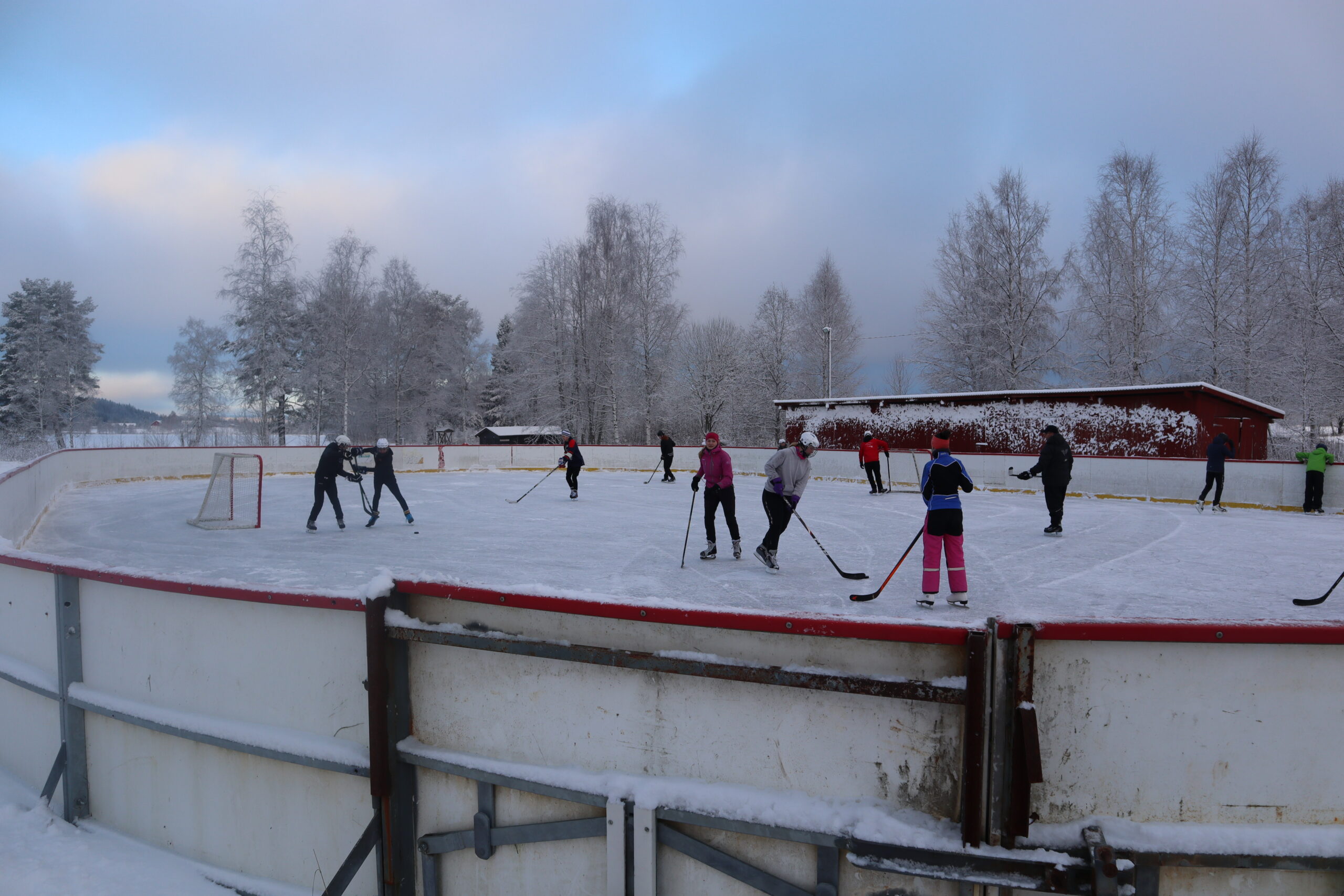 Skøytebana på Kjærsaga er en populær samlingsplass vinterstid på Austmarka