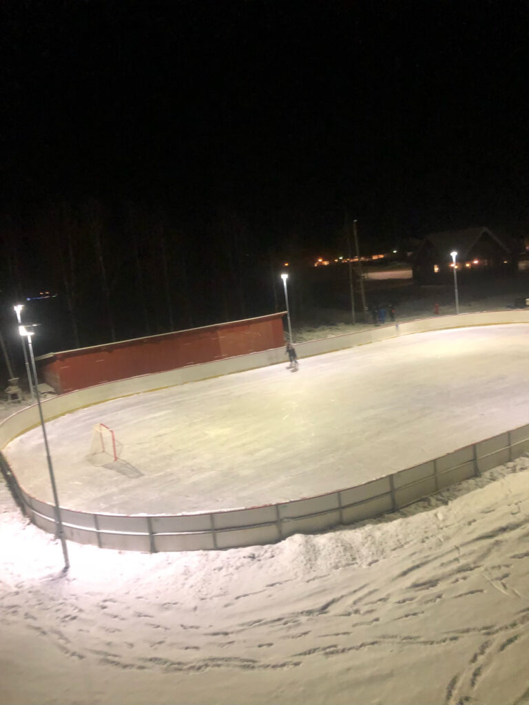 Skøytebanen på Austmarka har fått ny belysning. Dette skal markeres førstkommende fredag.