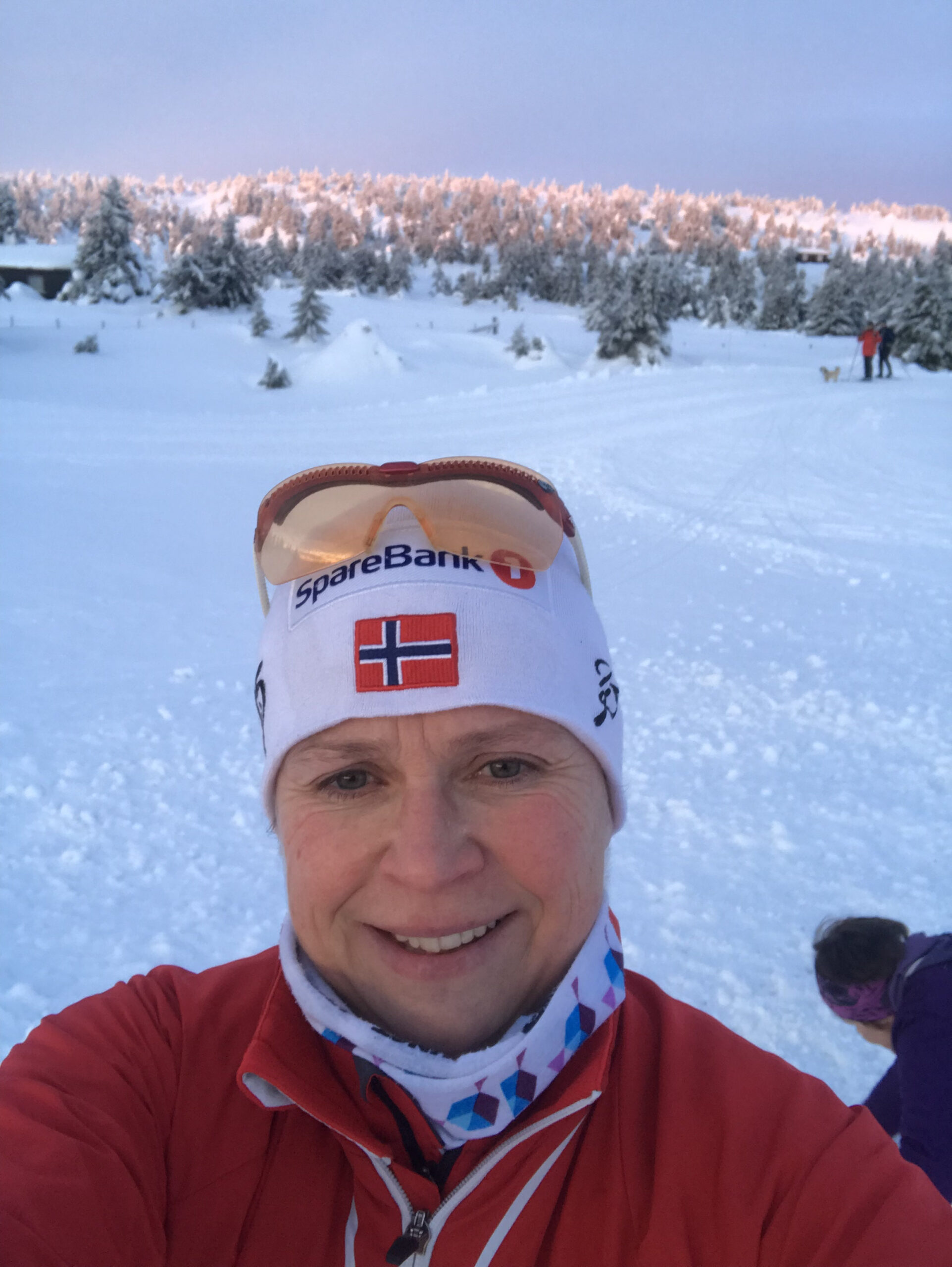 Åse Torp Andersson, leder i Austmarka Idrettslag ønsker alle på Austmarka velkommen til feiring av den nye belysningen på skøytebana