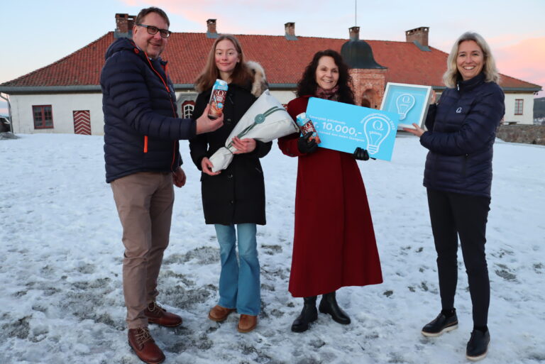 Regionsjef i Kavlifondet, Rune Austdal, og direktør i Q-Meieriene, Kristine Aasheim, hedret mor Ann Helen Stangnes og datter Fiona Aurbakken med pengepremie og diplom for sukkerfri sjokomelk.
