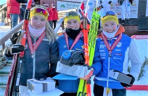 Seierspallen: Norgesmester Milla Grosberghaugen Andreassen i midten, sammen med sølvvinner Tuva Mathea Gulbrandsen og bronsevinner Ellinor Marie Ness.
