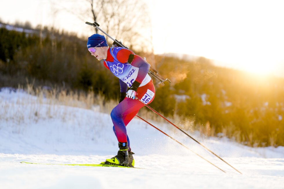 Bronsevinner Tarjei Bø og gullvinner Johannes Thingnes Bø etter skiskyting 10 km sprint for menn under vinter-OL i Beijing 2022.