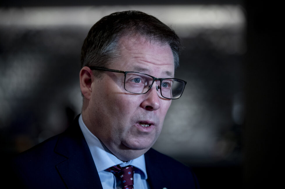 Kommunal- og distriktsminister Bjørn Arild Gram (Sp) vil ikke kategorisk si at kommuner vil få lov å bytte fylke dersom storfylkene blir oppløst.