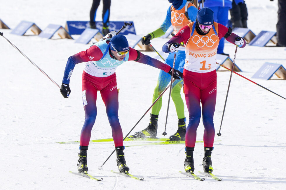 Tarjei Bø t.v. veksler med Johannes Thingnes Bø under stafett skiskyting 4x7,5 km menn i Zhangjiakou under vinter-OL i Beijing 2022.