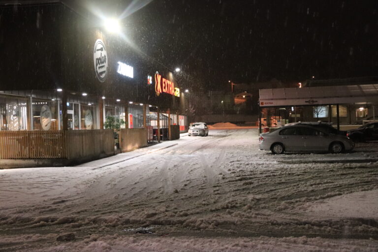 Nysnø mandag kveld. Som kommunen ikke brøyter.
