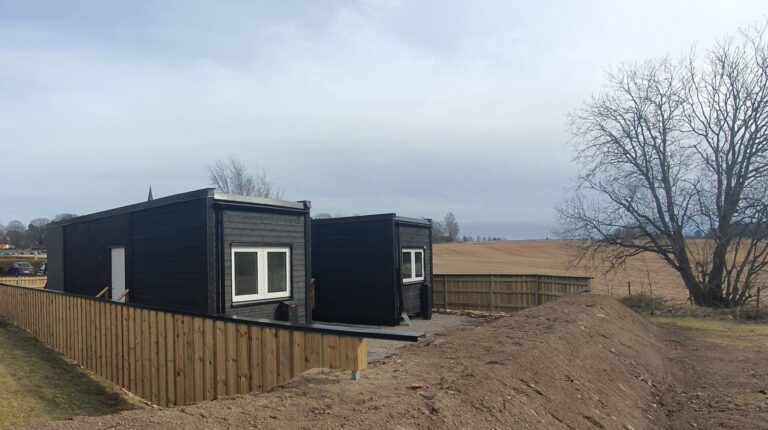 Hardbruksboliger finnes i mange varianter og er bygget flere steder i landet. Disse står i Vestfold.