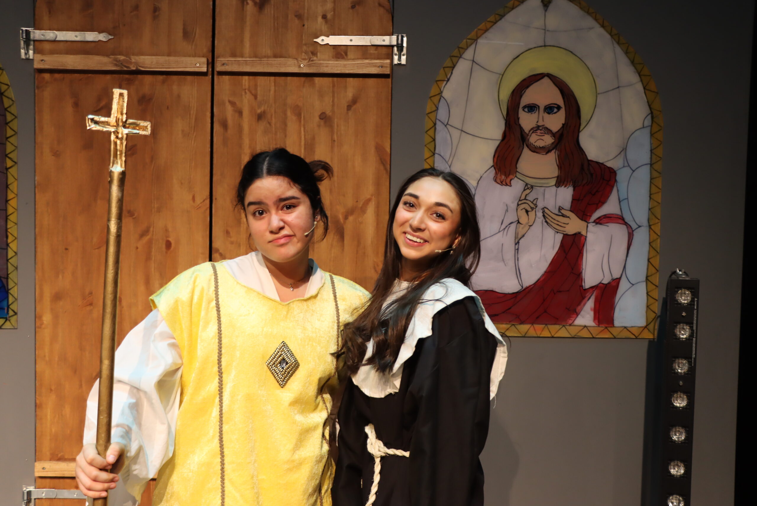 Yasmin Al-Mustafa i rollen som presten, og Mathilde Eidem Nyeng i rollen som Deloris.