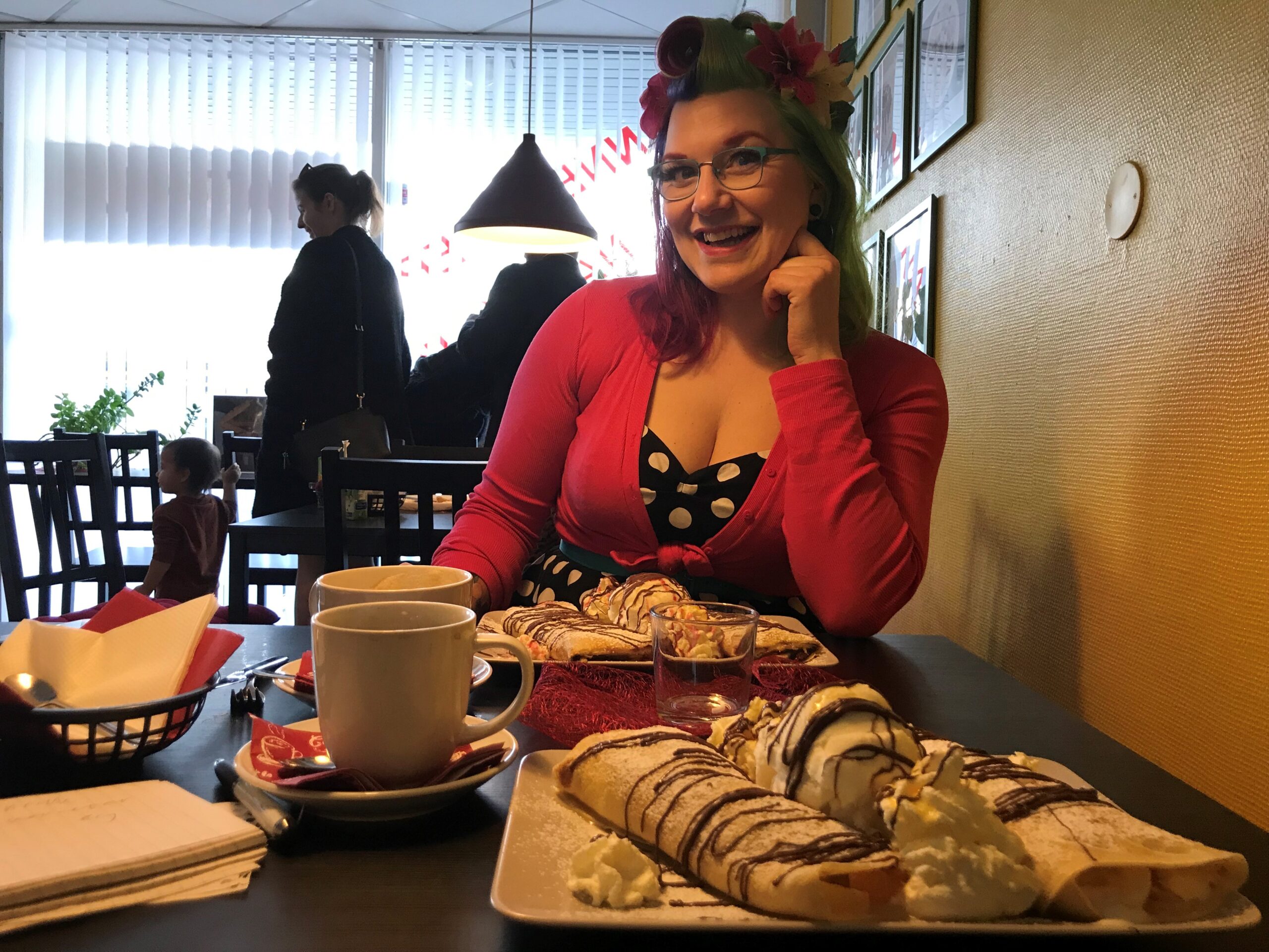 "Pancake Dream" heter stedet, og det stemmer. Overdådigheten passer i Powerbellas fargerike fortelling.