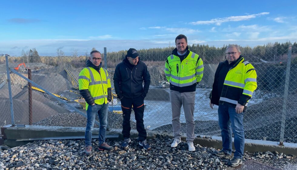 Gunnar Holth Grusforretning (GHG) overtar eierskapet til Rygge Pukkverk AS. Fra venstre: Tore Holth (avdelingsleder masseuttak i GHG), Alexander Lyshaugen (driftsleder og tidligere eier i Rygge Pukkverk), Fredrik Holth (daglig leder i GHG) og Per Lyshaugen (tidligere eier i Rygge Pukkverk)