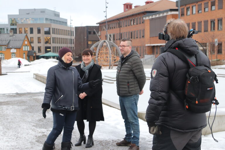 Direkte inne fra rådhusplassen i Kongsvinger torsdag morgen, reporter Camilla Botilsrud Sagen med ordfører Eli Wathne og varaordfører Tommy Smedtorp. Kameramann for TV2 var Erik Manshaus.