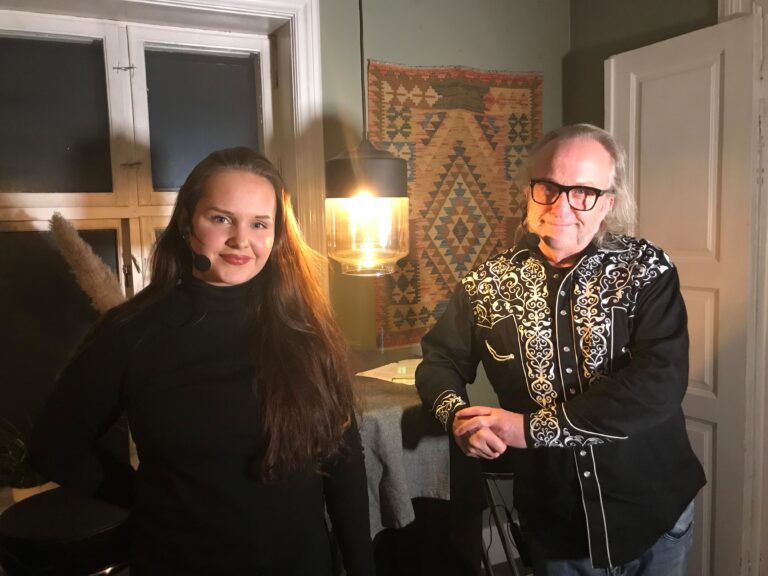 Victoria Dalsberget og Levi Henriksen i Kafe Bohem.