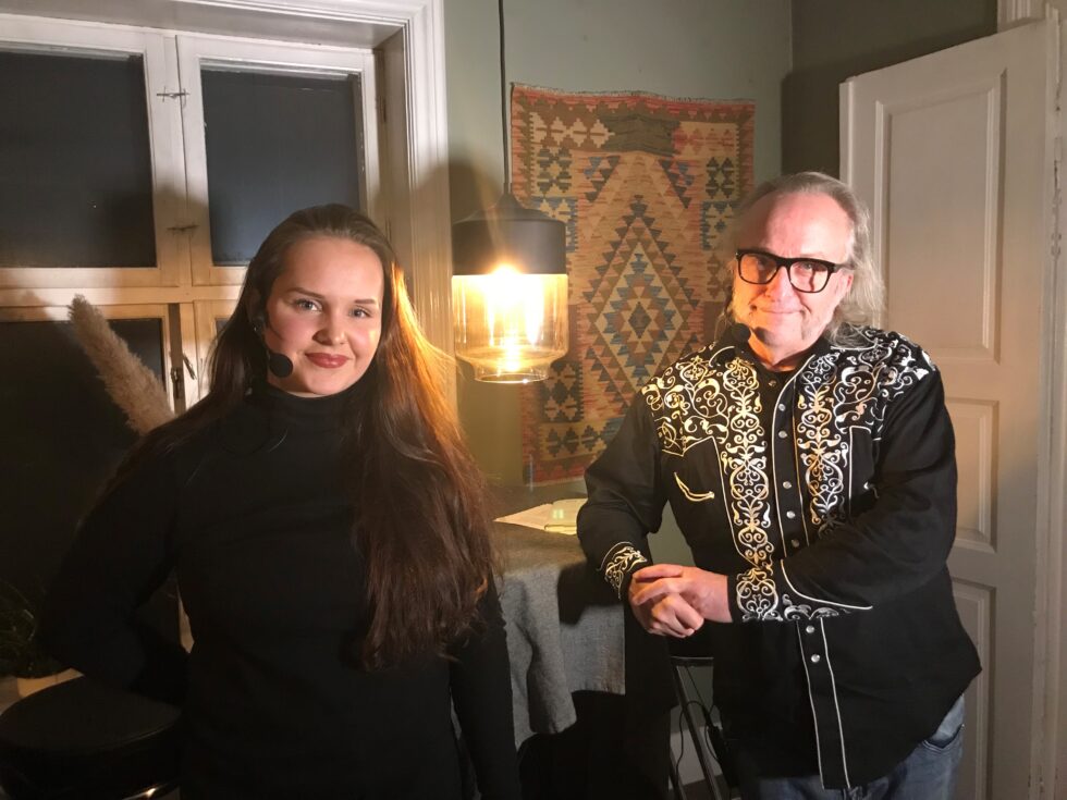 Victoria Dalsberget og Levi Henriksen i Kafe Bohem.