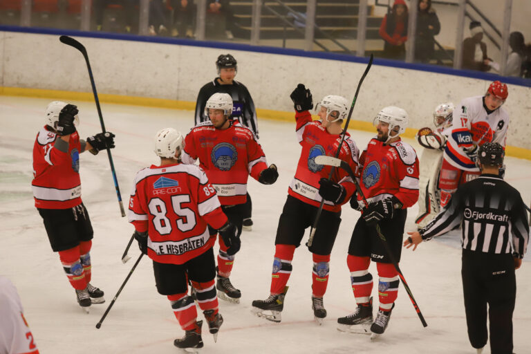 Hockeygutta lekte seg til storseier mot Skien lørdag kveld.