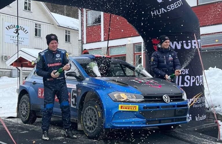 Ole Christian Veiby (t.h.) kunne feire seieren i Numedalsrally sammen med sin kartleser Stig Rune Skjærmoen.