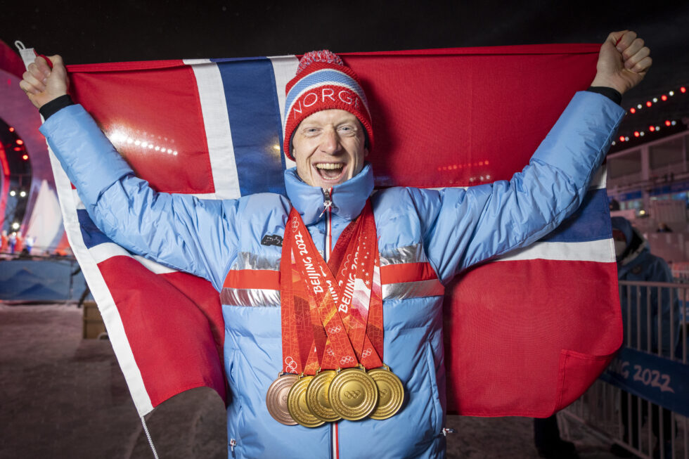 Skiskytter Johannes Thingnes Bø poserer med sine OL-medaljer, fire gull og en bronse, etter medaljeseremonien på Medal Plaza under vinter-OL i Beijing 2022.