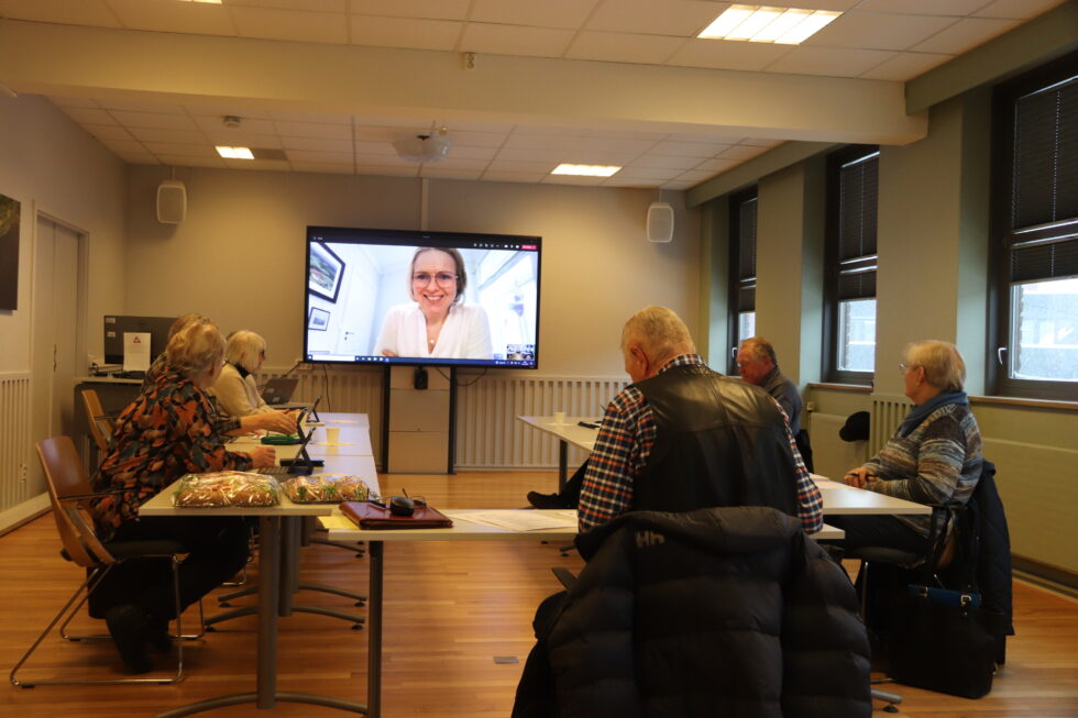 Rådgiver Ingunn C. Brøndbo Moss orienterte Eldres råd i Kongsvinger om arbeidet med en helse- og bymiljøbringende gå-strategi i Kongsvinger.