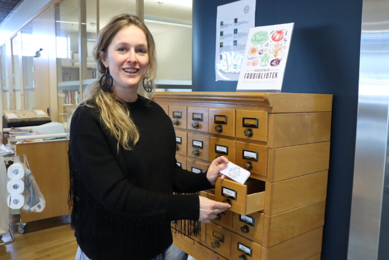 I disse skuffene kan du snart komme og hente frø, hvis du lover å gi tilbake senere. Karen Gjermundrød er spent.