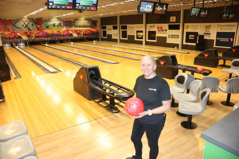 Grethe Bergersen, daglig leder i Bowlingsenteret Kongsvinger og leder i Glåmdal Bowlingklubb, sørger for at helgens junior-NM går som ei kule.