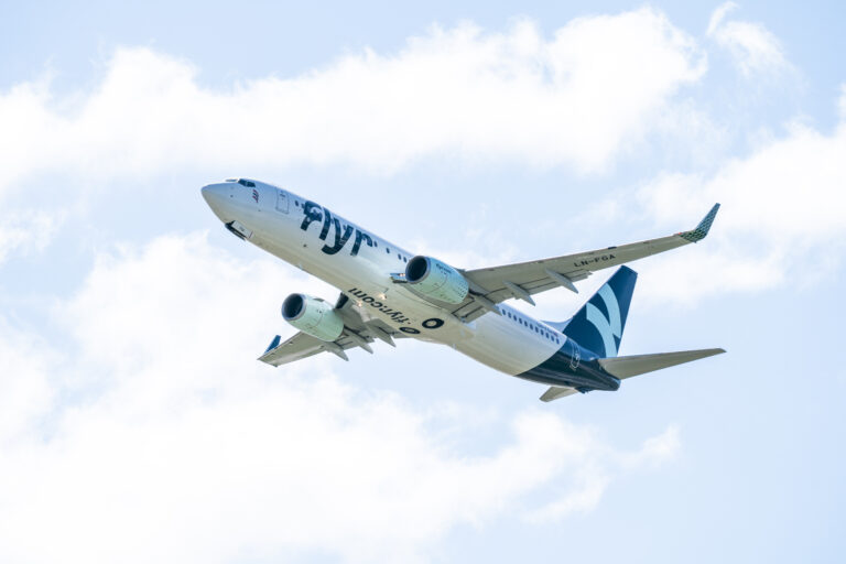 Økt oljepris vil kunne bety økte priser på flybilletter.