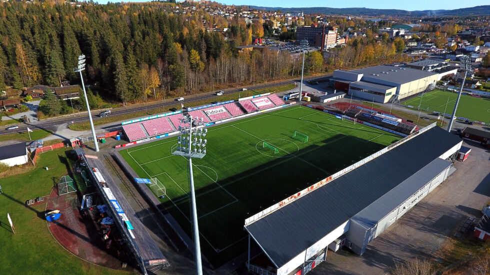 Landslagssjef Ståle Solbakken vil at fotball skal spilles på naturgress. Får han støtte av Espen Nystuen, Eli Wathne, Lars Andreas Uglem og Bjørn Taalesen?