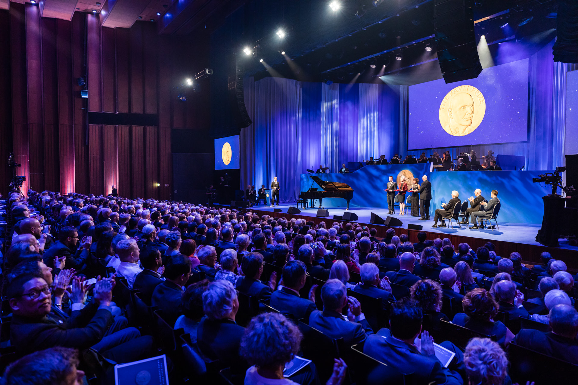 Fra utdelingen av Kavli-prisen i konserthuset i 2018, der kongen overrekker prisen til 2018- vinnerne i nanovitenskap. Sendingen ble overført på NRK samme kveld. Apropos utdelingen av Kavli-prisen, så har brødrene Øyvind og Håvard Gimse opptrådt ved utdelinger.