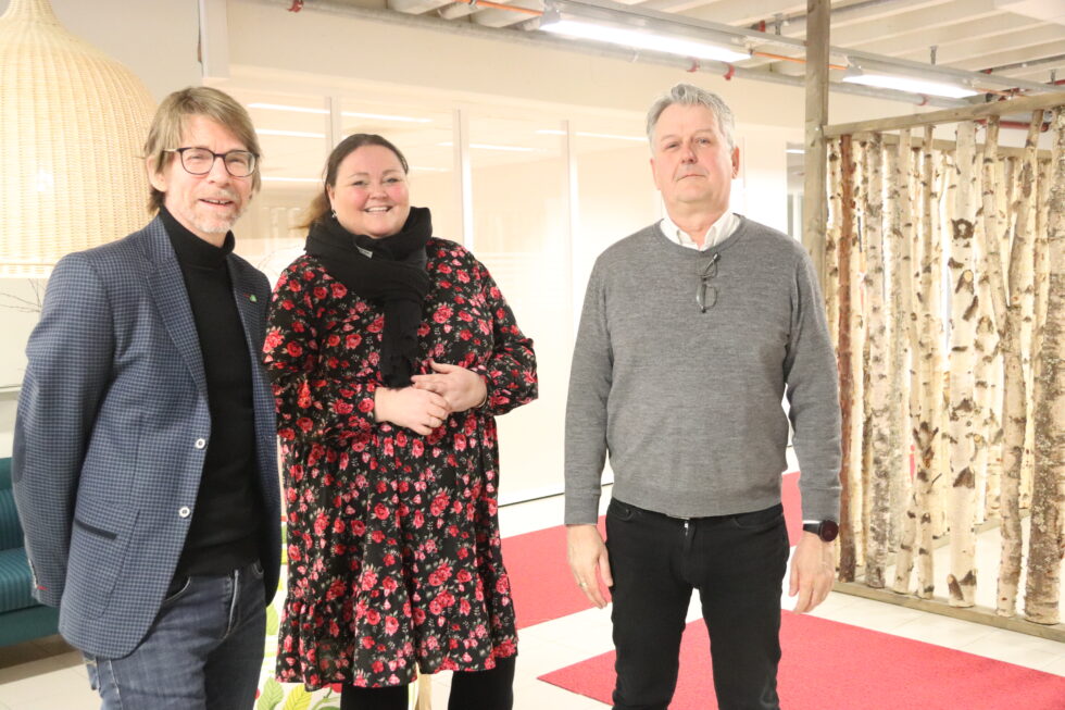 Daglig leder Lars Gillund (t.v.) og forretningsutvikler Stian Gulli Hansen hos Klosser Innovasjon holdt pressekonferanse om utviklingen i arbeidsmarkedet sammen med regionrådsleder Kari Heggelund.