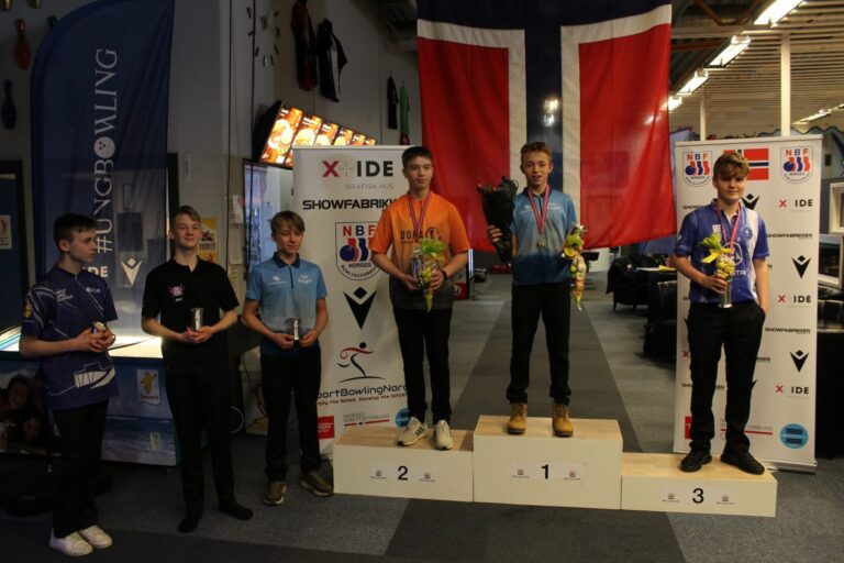 Cornelius Strømmeli Bråthen, lengst til høyre, fra Glåmdal Bowlingklubb, tok bronse i sin første turnering, junior-NM, som ble arrangert i Kongsvinger i helgen. Ellers på bildet (f.v.) Martin Sætervik Moen, (f.v.) Oslo BK, Axel Eike Ekanger, Cross BK, Christian Danielsen Otting, Molde BK, Magnus Haram Mittet, Munken BK, og Mathias Danielsen Otting, Molde BK.