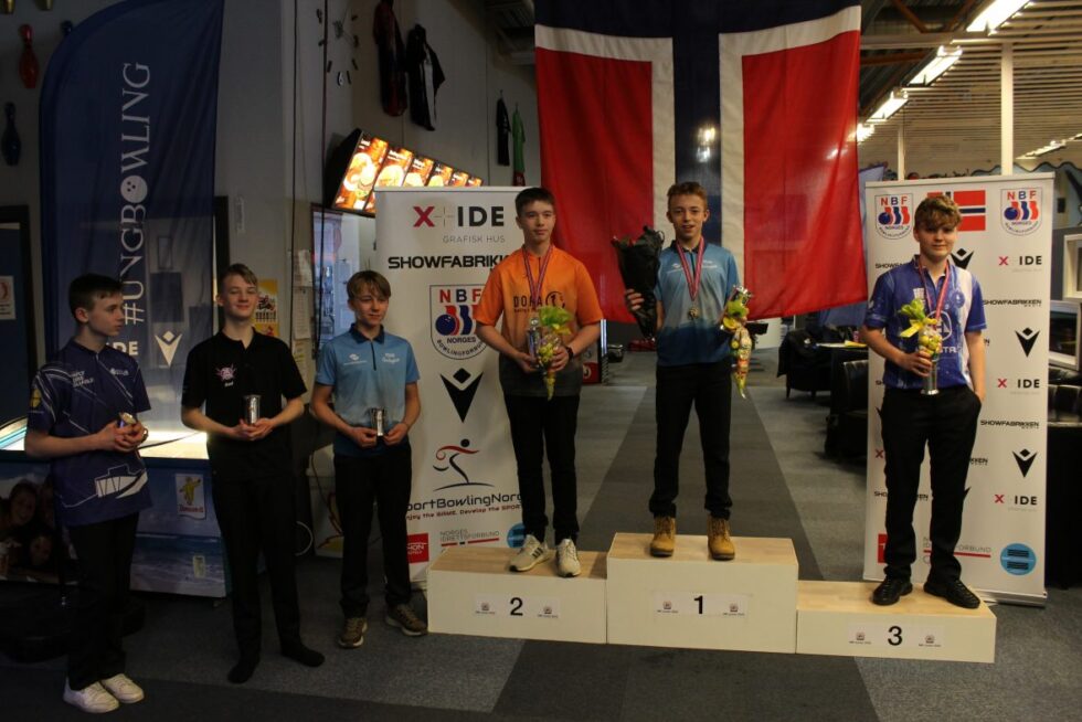 Cornelius Strømmeli Bråthen, lengst til høyre, fra Glåmdal Bowlingklubb, tok bronse i sin første turnering, junior-NM, som ble arrangert i Kongsvinger i helgen. Ellers på bildet (f.v.) Martin Sætervik Moen, (f.v.) Oslo BK, Axel Eike Ekanger, Cross BK, Christian Danielsen Otting, Molde BK, Magnus Haram Mittet, Munken BK, og Mathias Danielsen Otting, Molde BK.
