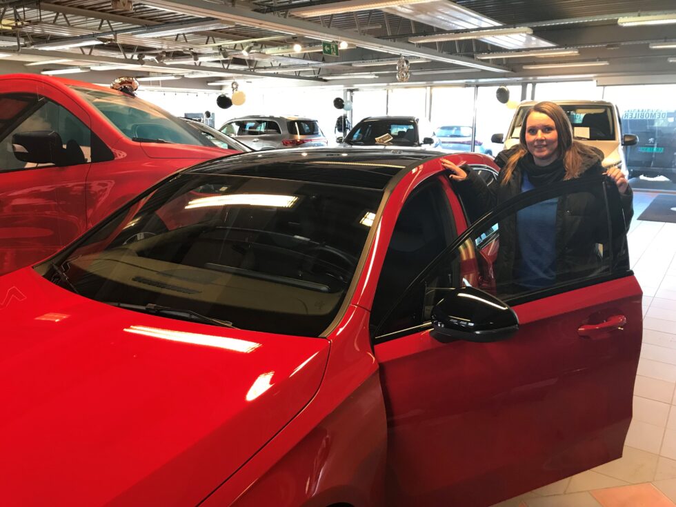 Maika Bielesch fløy til Kongsvinger fra Stavanger for å sikre seg bruktbilen hun ønsket seg. Opptil hver tredje bruktbilkunde er fra andre steder i landet.
