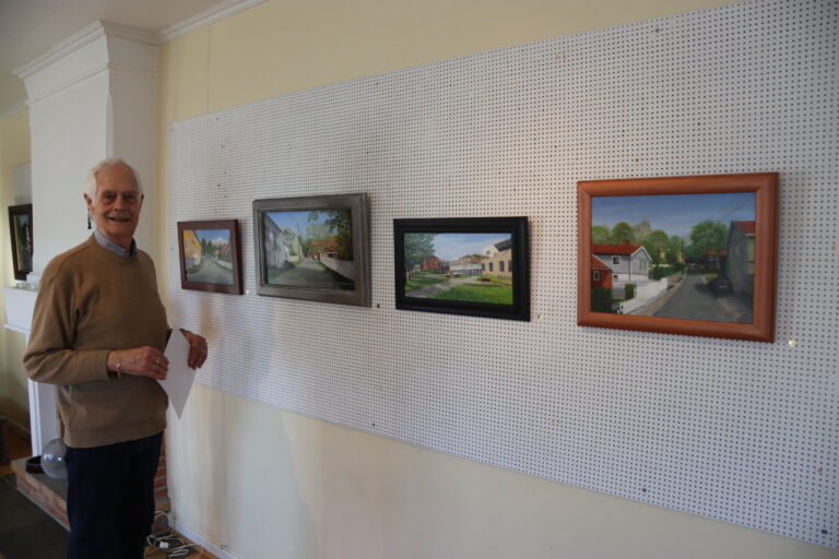 Gallerist Asbjørn Bergerud med en av maleriene i den nye utstillingen som åpner torsdag kveld.