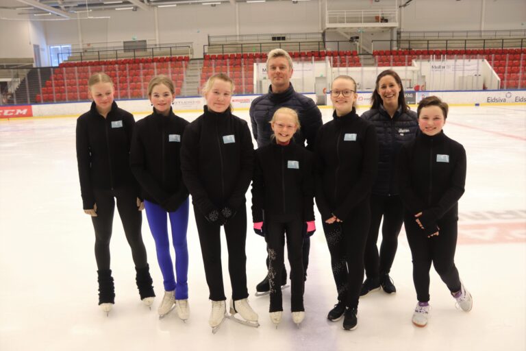 Nova Lill Nybråten Gerhardsen trener på sitt program før helgens konkurranse. Maiken Hoven i bakgrunnen.