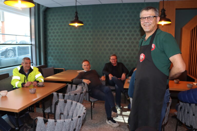 Det er godt voksne som opptar Your Choice, til driver Murat Kayhan sin overraskelse. Ellers lurer han på hvor de unge blir av. På bildet i bakgrunnen har vi Jan Kosior (t.v.), Ivar Holth og Per Einar Lilleseth.