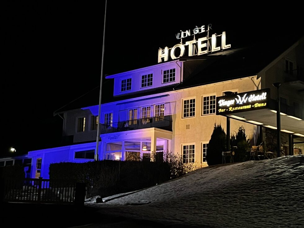 Fremover vil Vinger Hotell være lyssatt i fargene til det ukrainske flagget