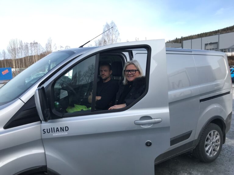 Bjørn Erik Ovesen (t.v.) og Kim Andre Granås pakket traileren med nødhjelp til Ukraina fra Kongsvinger, på Vennersberg mandag kveld.