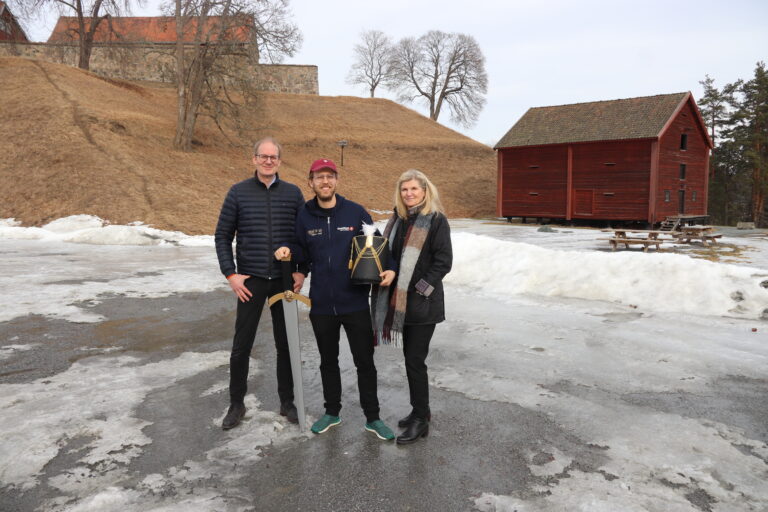 Familieforestillingen med Oberst Krebs flytter til historisk grunn, forteller produsent Martin Høgberget, flankert av samarbeidspartnerne i Sparebank1, lokal banksjef Erik Hammerstad og regionbanksjef for Sparebank1 Østlandet, June S. Vinje.