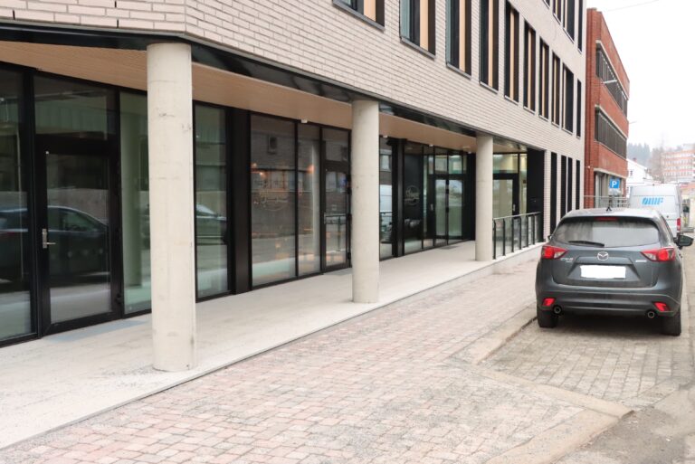 Dette fortauet foran plattingen til Schøyens er ikke godkjent av kommunen som et sted å ha uteservering.