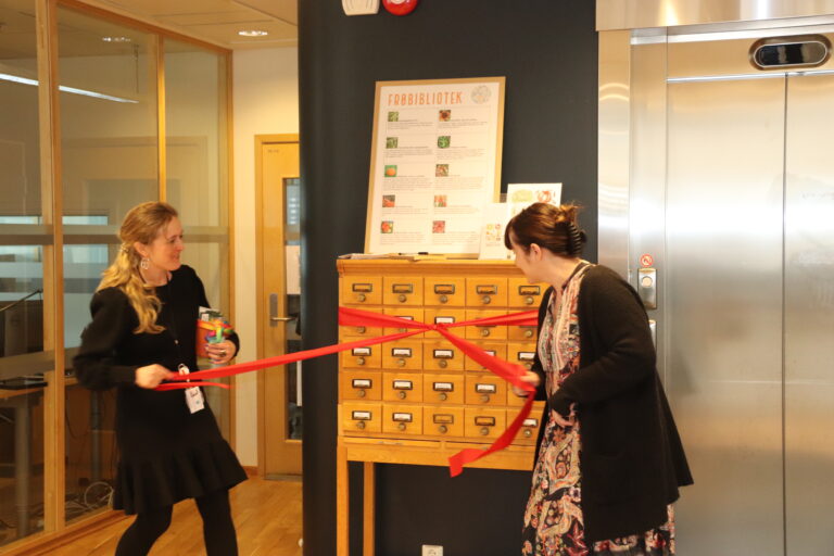 Spesialkonsulent Karen Gjermundrød og ordfører Eli Wathne åpner Kongsvinger biblioteks frø-avdeling.