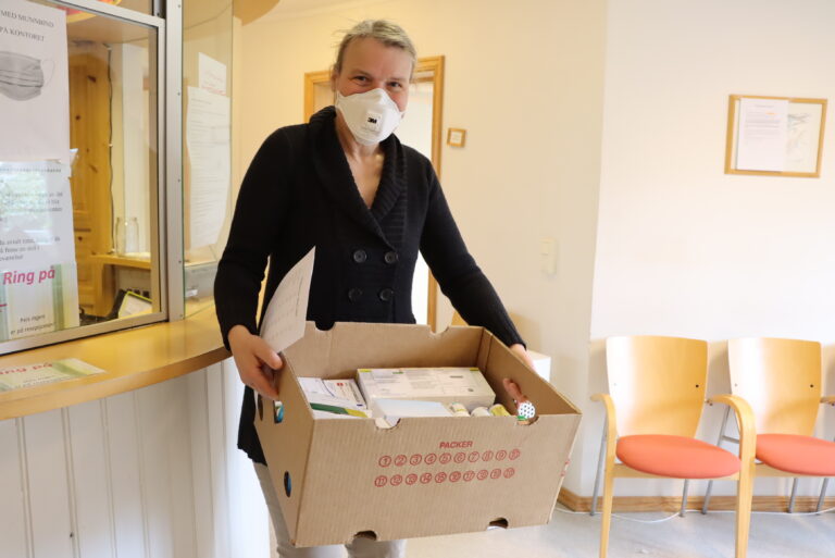 Iris Marianne Auel fyller opp med medikamenter på Midtbyen Legesenter.